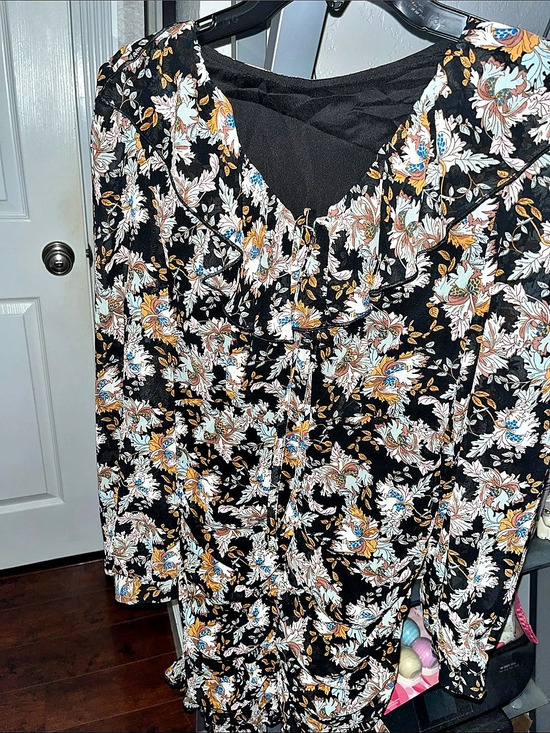 Shell Dresses & Skirts - Floral Midi Dress in Black & Multicolor Like New